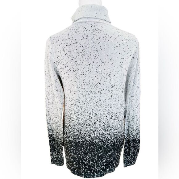 ATHLETA Flurry Blizzard Gradient Turtleneck Top. # 63182
BLACK/HEAT GREY size M - Picture 6 of 10